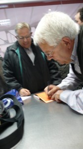 L'autor Carles Ginès signant llibres